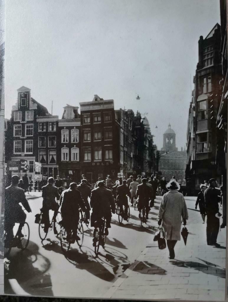 Persfoto Amsterdam fietsers en voetgangers 1966