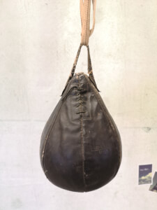 Vintage leren boksbal met veter en ophang lint