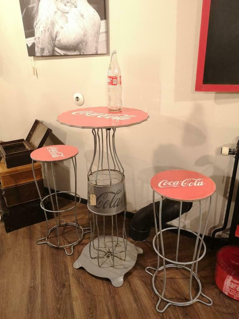 Smeedijzer Coca Cola tafel met twee barkrukken