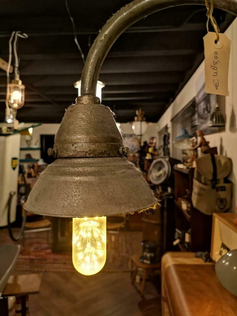 Oud industrieel treinstation lantaarnpaaltje met lamp