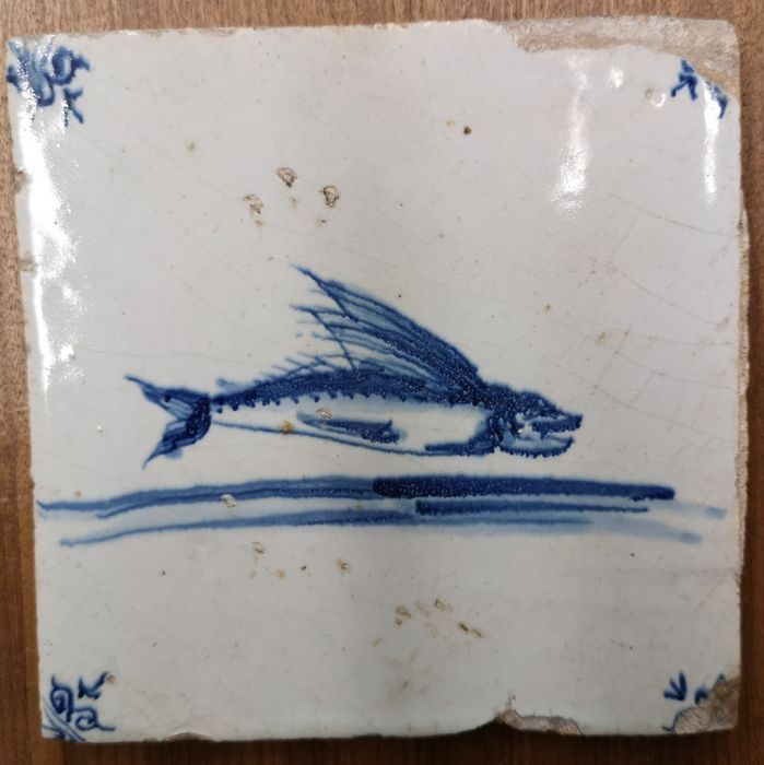 17e eeuw, antieke tegel met afbeelding vliegende vis
