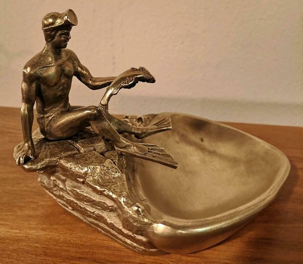 Art Nouveau vide-poche of ringenschaaltje duiker met vis Brons