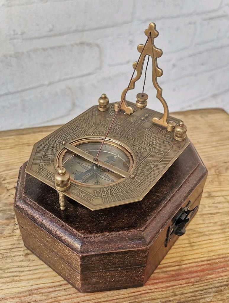 Gilbert & Sons kompas met zonnewijzer in houten kistje
