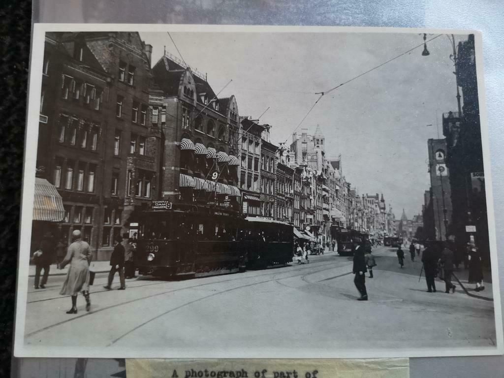 Persfoto Amsterdam Damrak met tram lijn 9 1930