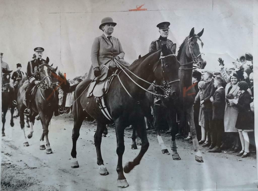 Persfoto Wilhelmina te paard militaire parade 1936