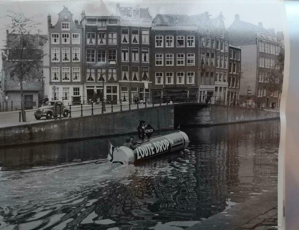 Persfoto Amsterdamse grachten Venco zoute drop boot 1956