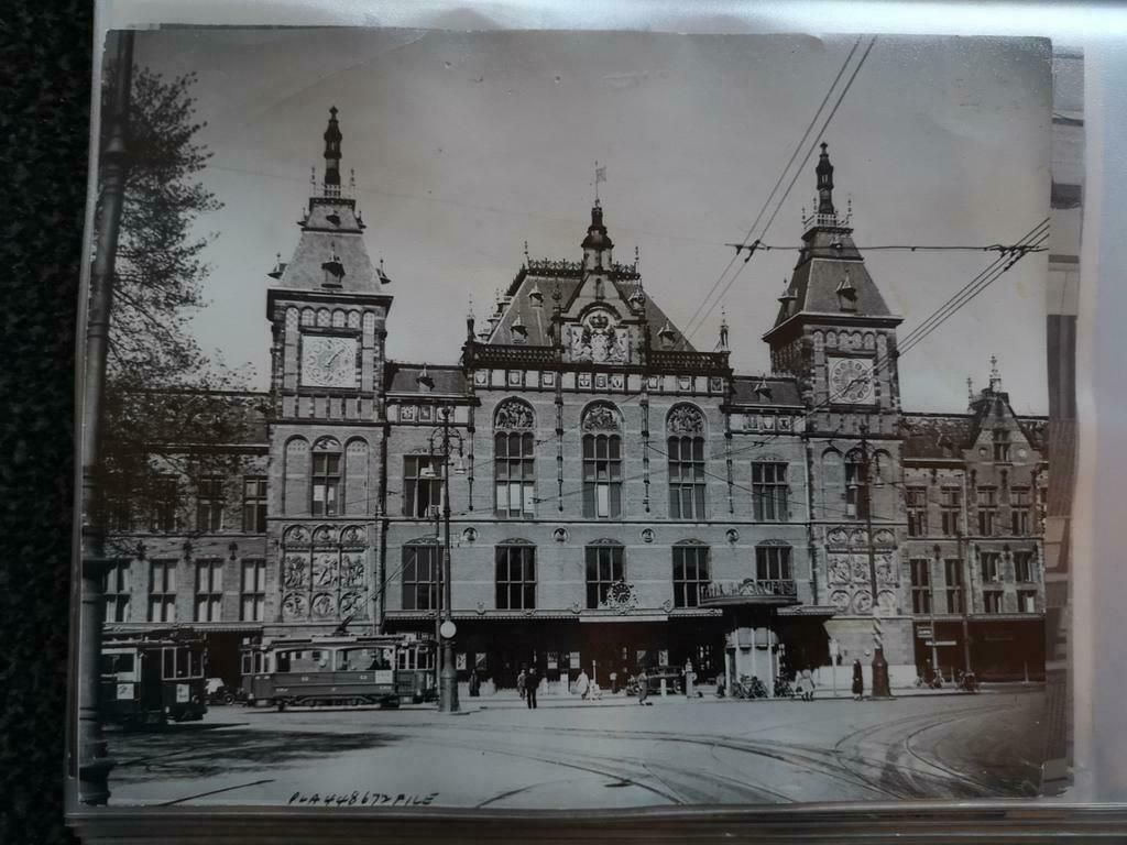 Persfoto Amsterdam Centraal Station met tram 1938