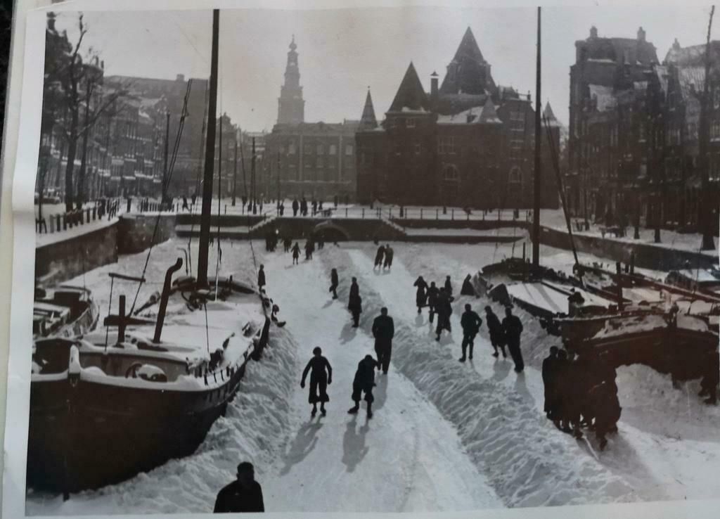 Schaatsen op de Amsterdamse grachten 1946 persfoto