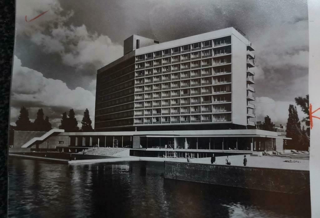 Persfoto Amsterdam Hilton 1962 kanaal aanzicht