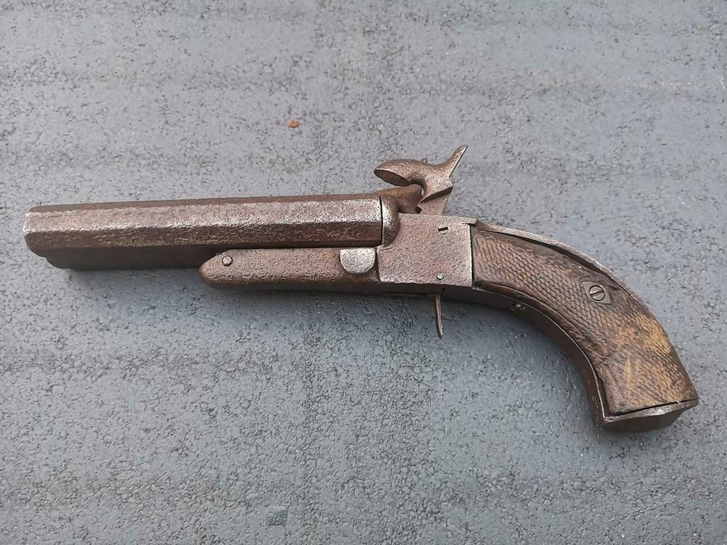 Groot antiek dubbelloops percussie pistool met houten kolf omstreeks 1830