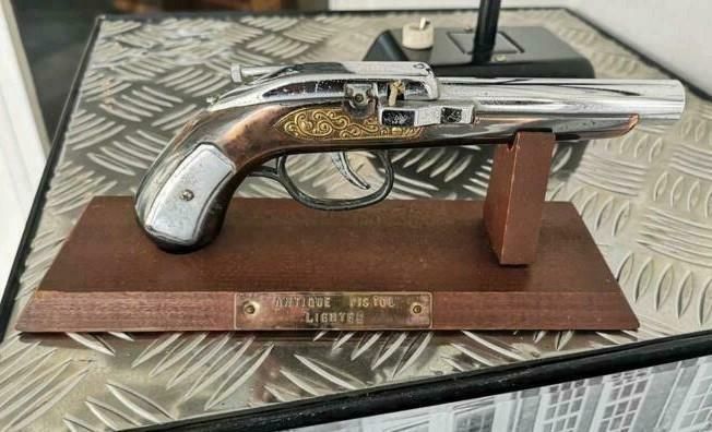 Vintage pistool aansteker op benzine en vuursteen 70s