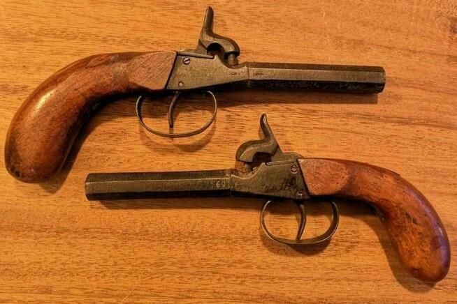 Antieke set van twee zwartkruit duelleer pistooltjes gemerkt