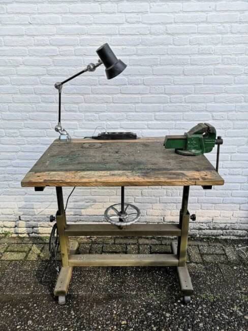 matchmaker Morse code Bijdrage Vintage werkbank in hoogte verstelbaar, lamp en bankschroef - 3dehands