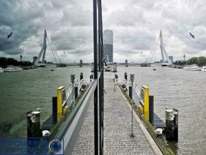 Rotterdam op plexiglas Nieuwe Maas met zicht op de Erasmusbrug