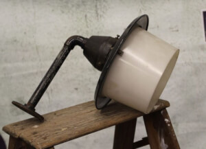Oude stallamp van staal met emaille kap, doorsnee 28cm.